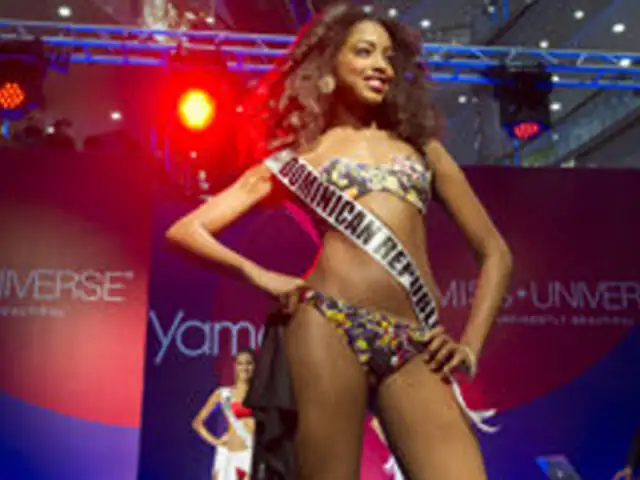 VIDEO: candidata a Miss Universo sufre aparatosa caída durante desfile en Rusia