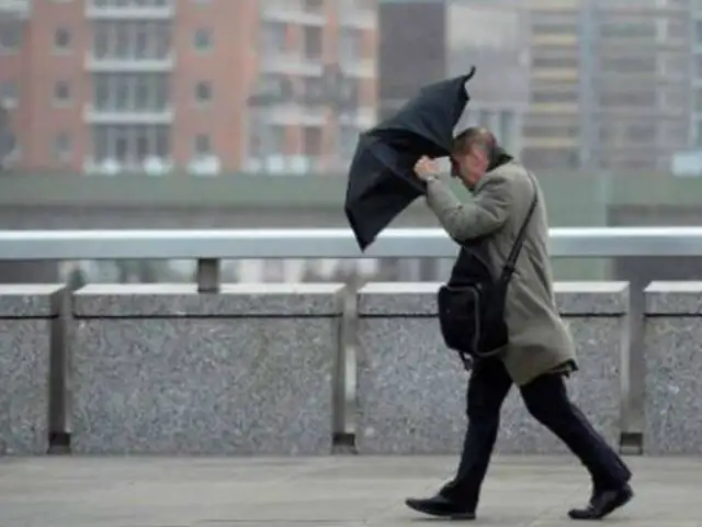 Noticias de las 7: tormenta deja a medio millón de viviendas sin luz en Inglaterra