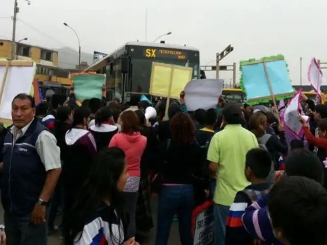 Escolares y padres de familia bloquearon estación Naranjal del Metropolitano