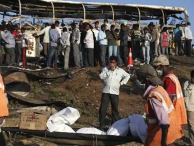 India: al menos 40 personas murieron carbonizadas tras choque de camión y bus