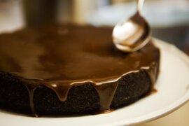 Aprende a preparar un Ganashe de chocolate con muña en Rutas de la Pastelería