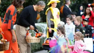 Obama celebra Halloween repartiendo dulces a estudiantes de primaria