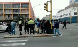 Choque entre combi y auto en la avenida Brasil deja al menos ocho heridos