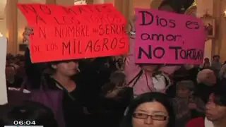 Antitaurinos llevaron protesta contra corridas de Acho hasta la Catedral de Lima