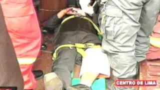 Vigilante salva de morir aplastado tras caerle puerta en el Ministerio Público