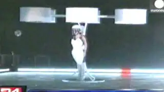 Lady Gaga estrena 'vestido volador' durante presentación de nuevo disco