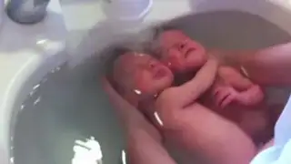 Un tierno viral: abrazo de gemelos durante baño enternece al mundo entero