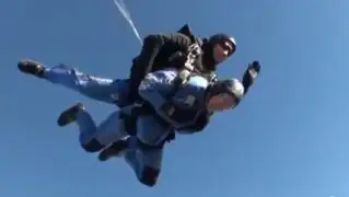 VIDEO: Hombre de 93 años salta en paracaídas con cenizas de su esposa
