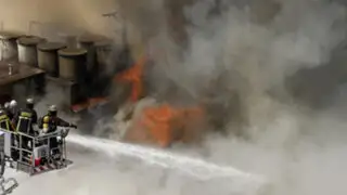 Chile: más de cien bomberos luchan contra voraz incendio en Teatro Municipal