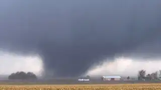 Impresionante: captan imágenes del paso de un gigantesco tornado en EEUU