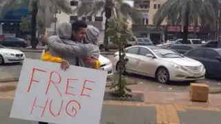 VIDEO: Arrestan a ciudadanos saudíes por dar abrazos gratis a los peatones