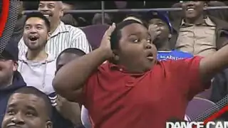 VIDEO: niño alienta a equipo de la NBA con fantástico baile y otro hincha lo imita