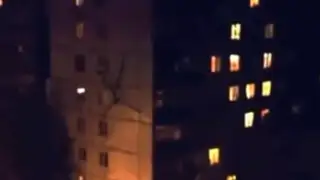 VIDEO: Extraña criatura camina sobre edificio residencial en Rusia