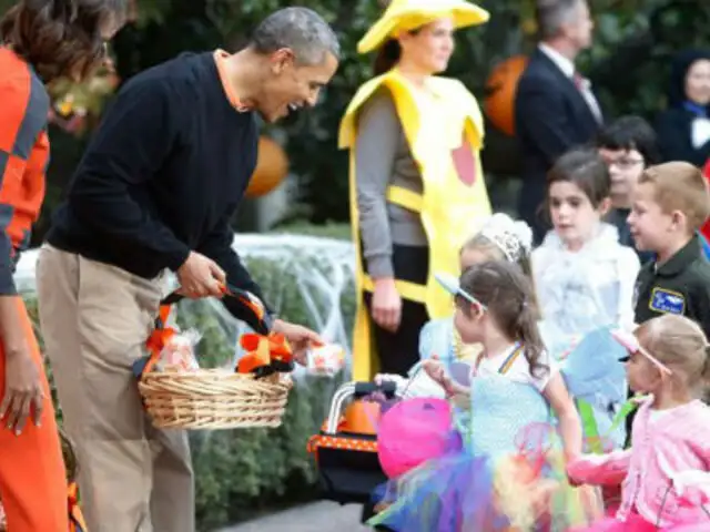 Obama celebra Halloween repartiendo dulces a estudiantes de primaria
