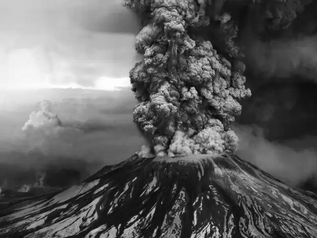Evacuan a 1.300 personas por erupción de volcán en Indonesia