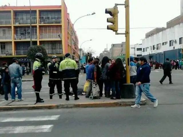 Choque entre combi y auto en la avenida Brasil deja al menos ocho heridos