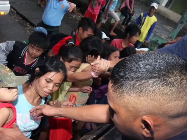 Tifón Haiyan golpea costas de Filipinas dejando tres muertos y 718 000 evacuados