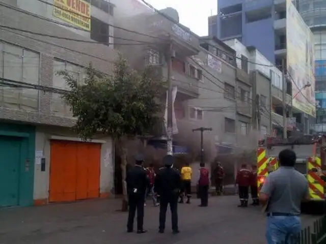 Registran incendio en galería de estampados en emporio comercial de Gamarra