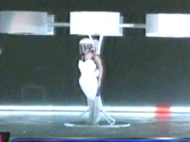 Lady Gaga estrena 'vestido volador' durante presentación de nuevo disco