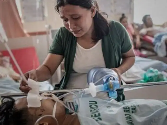 Filipinas: Mujer bombeando oxígeno a su esposo en hospital conmueve al mundo