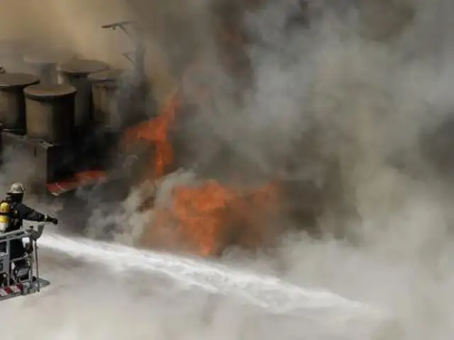 Chile: más de cien bomberos luchan contra voraz incendio en Teatro Municipal