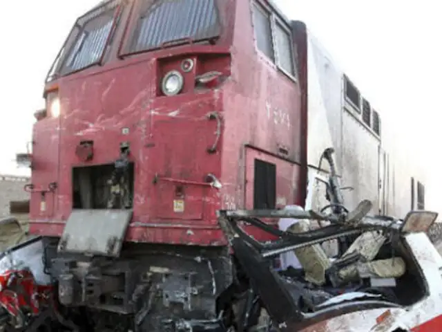 Egipto: 26 muertos y 30 heridos al chocar tren contra varios vehículos
