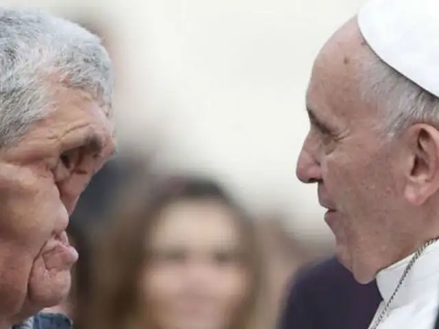 FOTOS: Papa Francisco sorprende con abrazo a hombre desfigurado