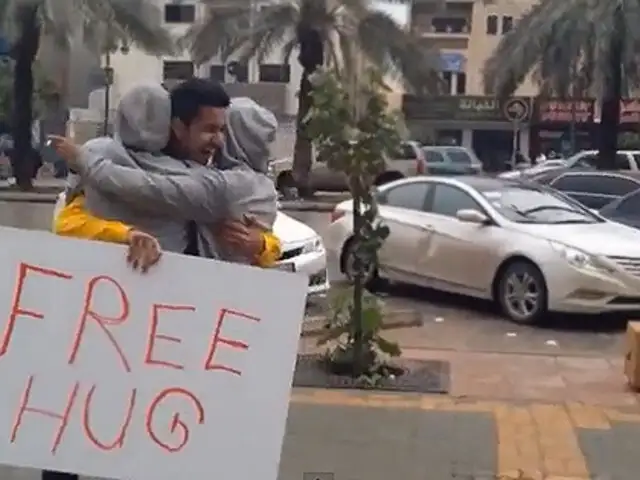 VIDEO: Arrestan a ciudadanos saudíes por dar abrazos gratis a los peatones