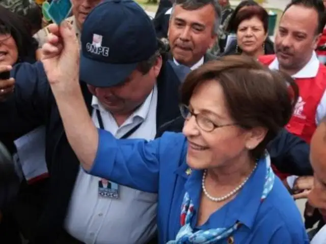 Susana Villarán emitió su voto en medio de desorden, pifias e insultos