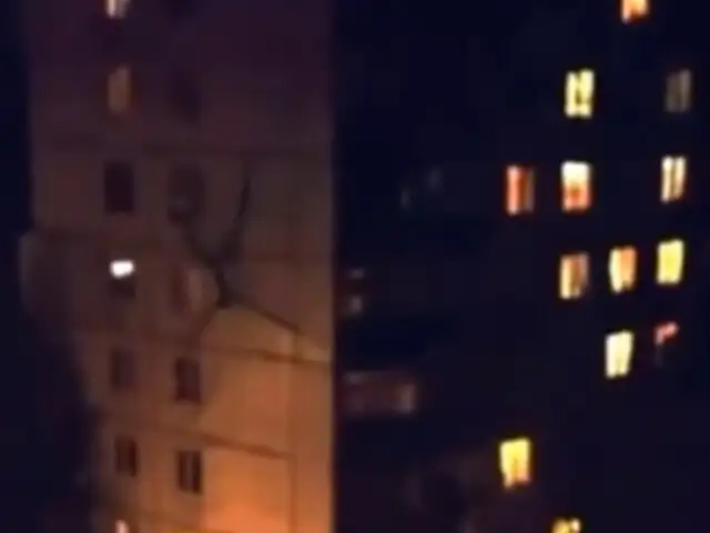 VIDEO: Extraña criatura camina sobre edificio residencial en Rusia