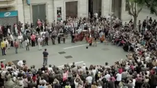 VIDEO: Niña le da una moneda a un músico y aparece una orquesta completa