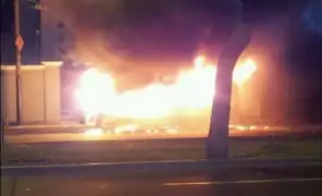 Cúster se incendió en avenida Pershing de San Isidro