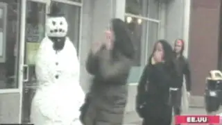VIDEO: Hombre de nieve cobra vida y asusta a peatones en EEUU