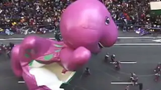VIDEO: 'Barney' se desinfla durante desfile ante el llanto de cientos de niños