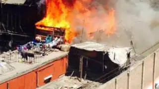 Voraz incendio consume más de 20 viviendas en el Centro de Lima
