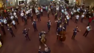 VIDEO: banda de la Fuerza Aérea de EEUU realiza impresionante ‘flash mob’