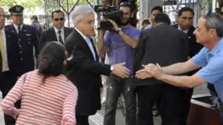 Chile: Sebastián Piñera recibió escupitajo de una mujer durante velatorio