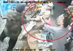 VIDEO: comerciante árabe defiende su tienda de un asaltante con AK-47