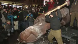 Ucrania: miles de manifestantes derribaron la estatua de Lenin