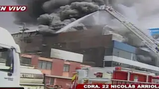 Incendio de gran magnitud en fábrica de llantas en La Victoria