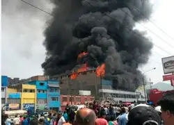VIDEO: Fuertes explosiones se registran en incendio de La Victoria