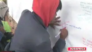 Niños de la aldea Qunu escriben mensajes en mural gigante para 'Madiba'