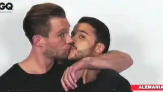 VIDEO: famosos heterosexuales se besan contra la homofobia en Alemania