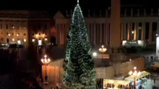 Árbol de Navidad iluminó Plaza de San Pedro en el Vaticano