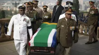 Avión con los restos de Nelson Mandela aterrizó en provincia donde será enterrado