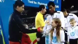 Inglaterra: Luis Suárez recibe burla de una niña en partido de la Premier League