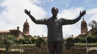 Inauguran estatua de nueve metros de altura en honor de Nelson Mandela