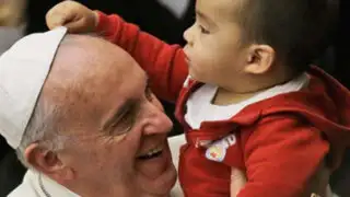 Papa Francisco no pudo evitar que este niño lo despojara de su solideo