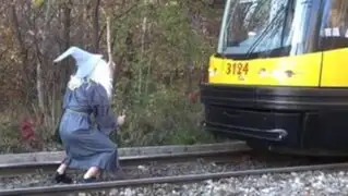 VIDEO: ‘Gandalf’ detiene tren con hilarante escena de ‘El Señor de los Anillos’
