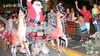 Simpático Papá Noel recorre las calles de Piura en un trineo motorizado